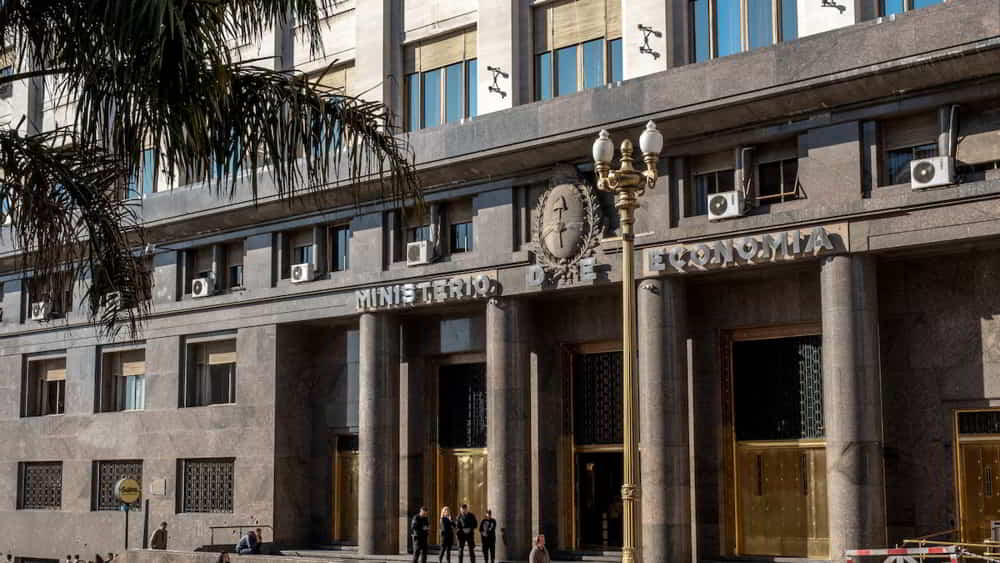 Tesoro argentino adjudica 902 billones y logra rollover de 123 en licitacion de deuda en pesos &bull; El Conejo de Wall Street