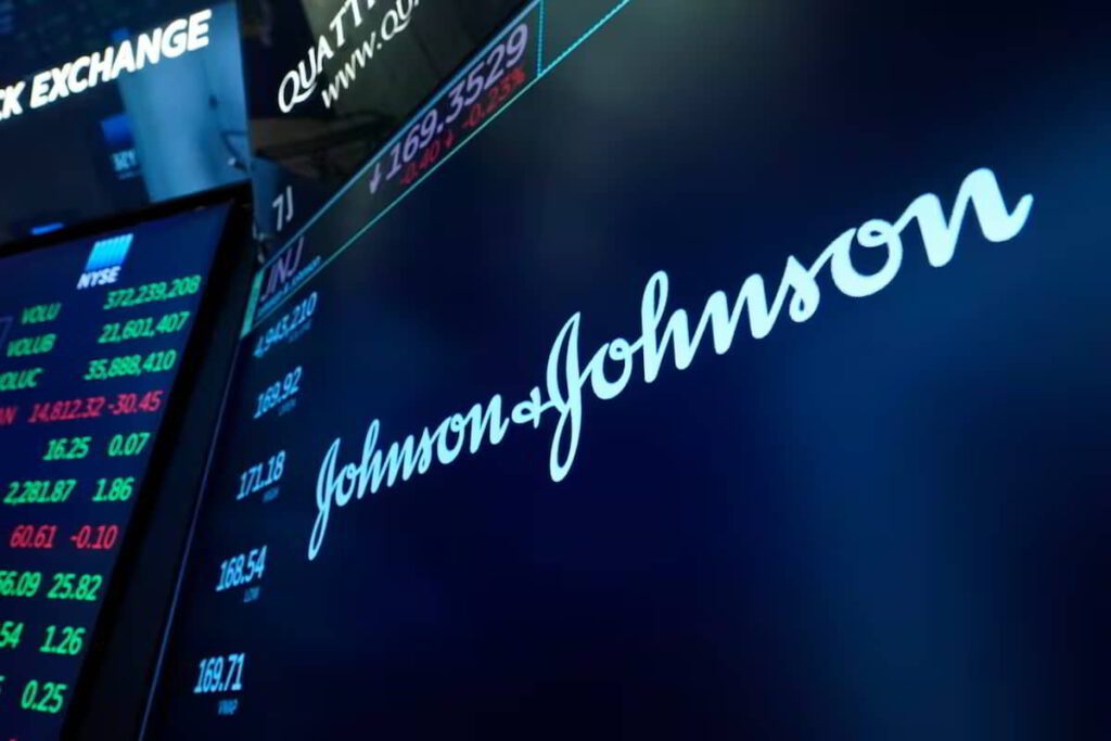 Johnson Johnson supera expectativas pero advierte sobre impacto de aranceles comerciales • El Conejo de Wall Street