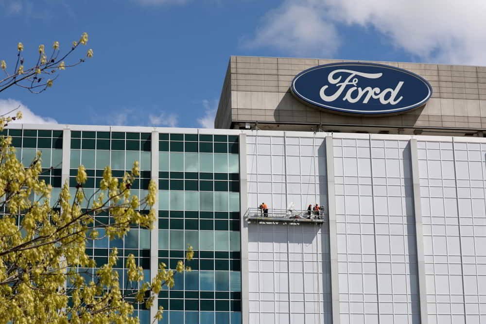 Ford Supera Ampliamente las Expectativas en Q1 pero Suspende Proyecciones por Impacto de Aranceles • El Conejo de Wall Street