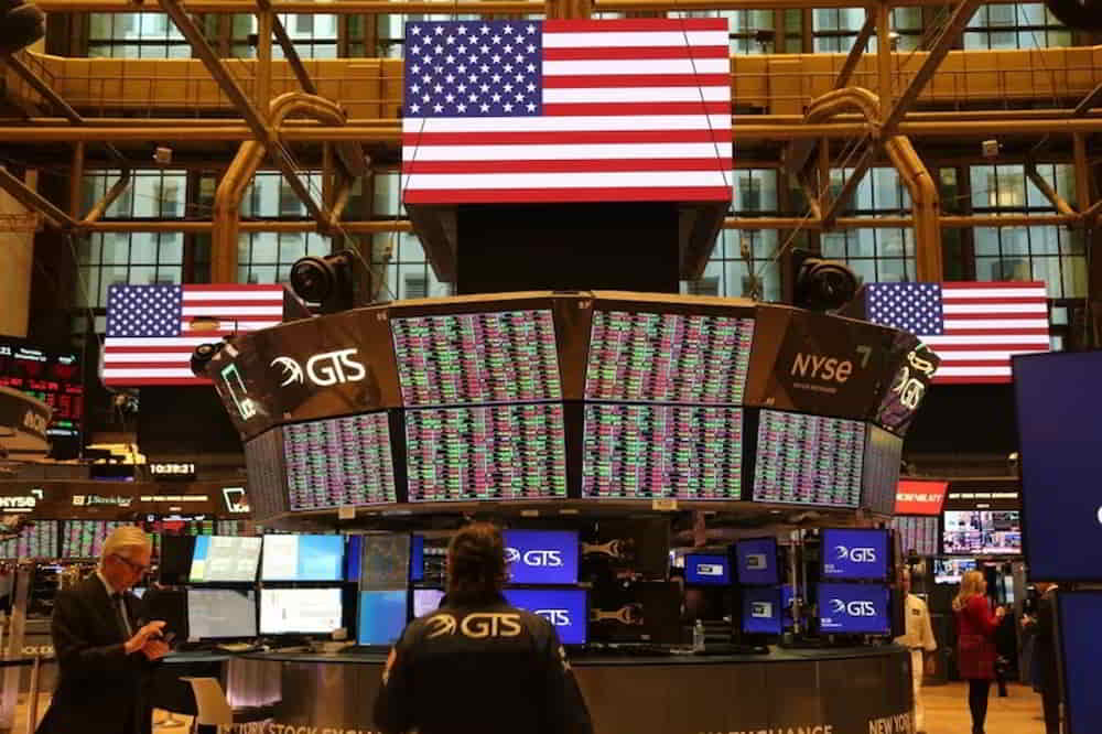Mercados Accionarios Estadounidenses Muestran Volatilidad por Tensiones Comerciales • El Conejo de Wall Street