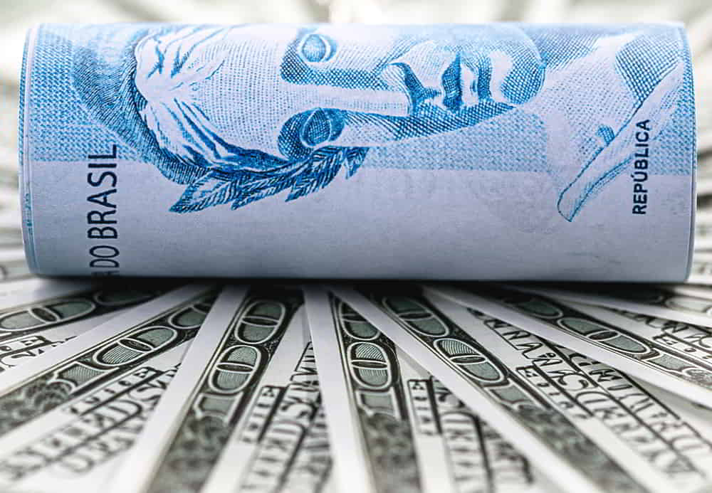Economia Brasilena Retrocede en Junio Bajo Presion de Tasas Elevadas • El Conejo de Wall Street