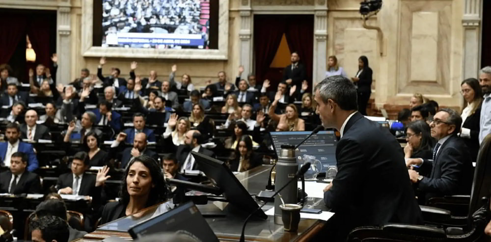 El INDEC publica el EMAE de junio mientras Diputados trata vetos presidenciales de alto impacto fiscal • El Conejo de Wall Street