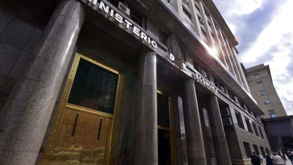 Tesoro Argentino Enfrenta Desafio de Renovacion de ARS 138 Billones en Vencimientos • El Conejo de Wall Street