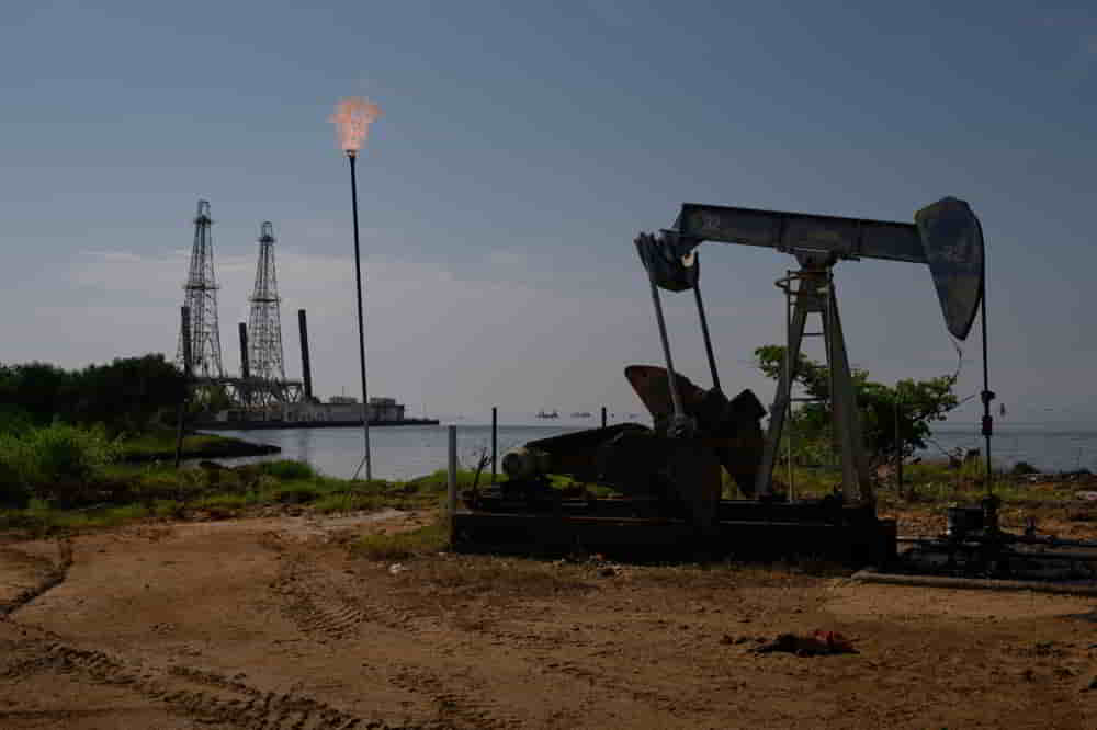 Petroleo Repunta con Fuerza Impulsado por Tensiones Geopoliticas y Limitaciones de Oferta • El Conejo de Wall Street