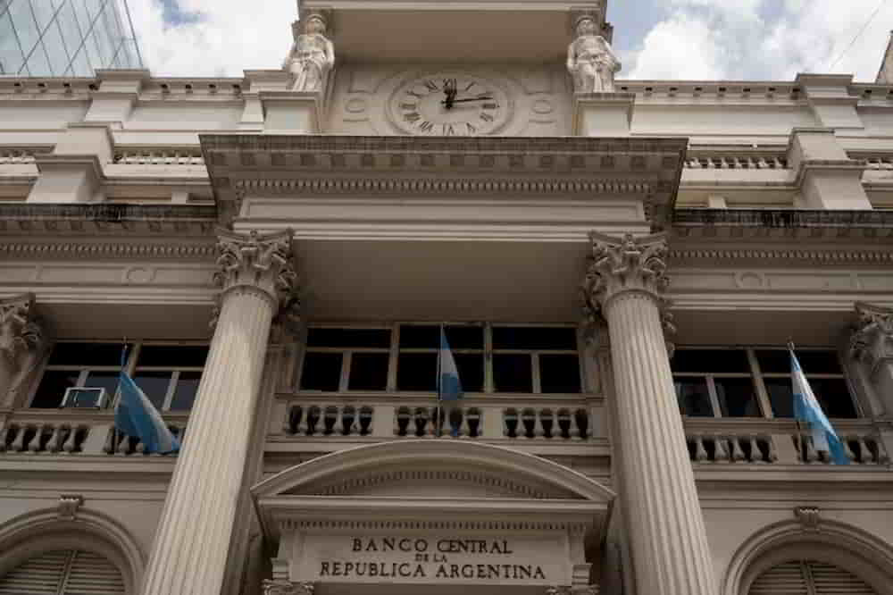 Primera Intervencion del BCRA en 104 Ruedas Senala Cambio en Estrategia Cambiaria Argentina • El Conejo de Wall Street