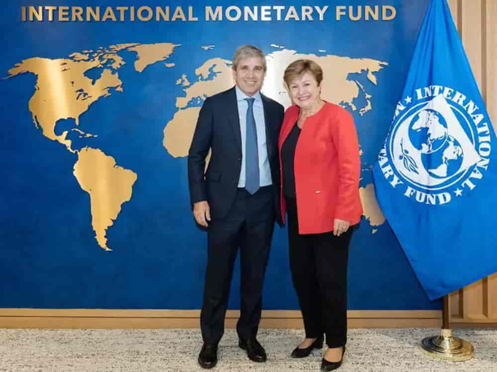 Argentina Mantiene Flotación Cambiaria y Descarta Dolarización: Caputo Confirma Estrategia Tras Acuerdo con EE.UU. Argentina Mantiene Flotacion Cambiaria y Descarta Dolarizacion Caputo Confirma Estrategia Tras Acuerdo con EE.UU • El Conejo de Wall Street