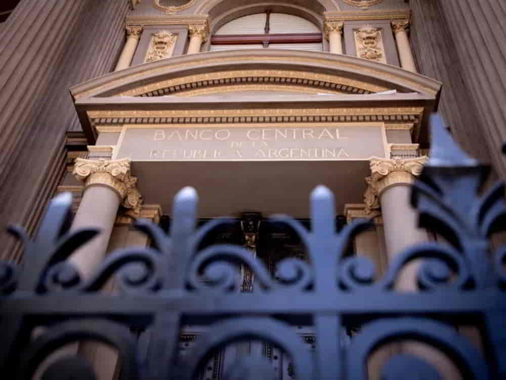 Tesoro Argentino Licita Deuda por $3,86 Billones con Expectativa de Rollover Superior al 100% Tesoro Argentino Licita Deuda por 386 Billones con Expectativa de Rollover Superior al 100 • El Conejo de Wall Street