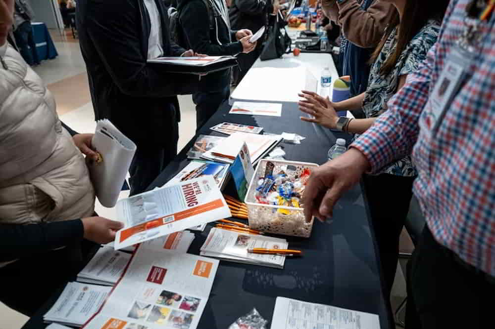 Mercado Laboral de EE.UU . Muestra Senales de Debilidad con Aumento de Subsidios por Desempleo &bull; El Conejo de Wall Street