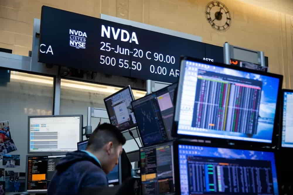 Wall Street Cierra con Resultados Dispares Mientras Nvidia Impulsa el Nasdaq &bull; El Conejo de Wall Street