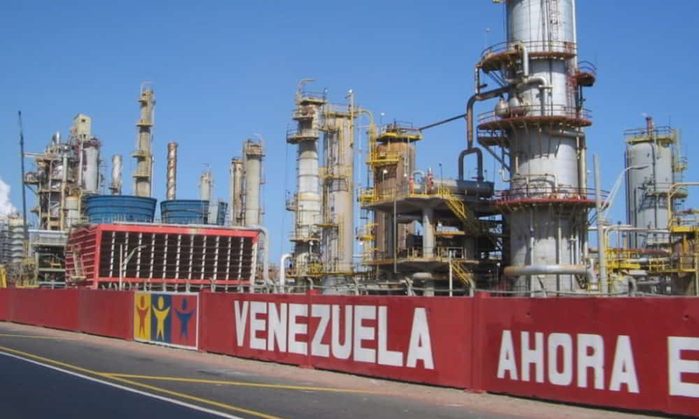 Petroleo avanza 0.6 impulsado por tensiones geopoliticas en Venezuela y ataques en Rusia &bull; El Conejo de Wall Street