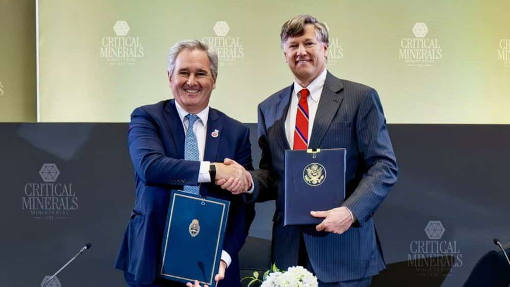 Argentina y Estados Unidos firman acuerdo para exportar USD 100.000 millones en minerales criticos &bull; El Conejo de Wall Street