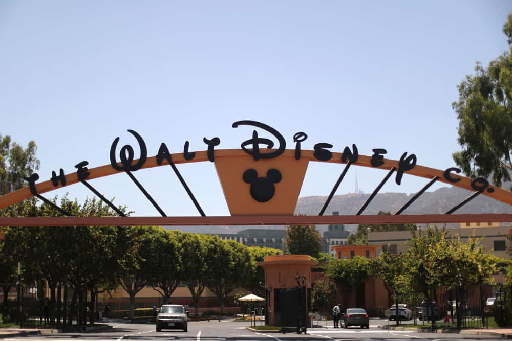 Disney enfrenta desafio con caida de visitantes internacionales en sus parques estadounidenses &bull; El Conejo de Wall Street