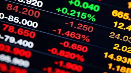 Los Mercados Globales Abren la Semana con Aversion al Riesgo ante Incertidumbre Arancelaria y Preocupaciones por la IA &bull; El Conejo de Wall Street