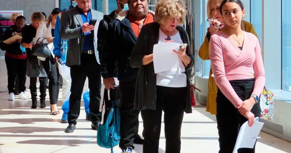 Mercado laboral estadounidense muestra senales mixtas con vacantes en minimos de cinco anos &bull; El Conejo de Wall Street