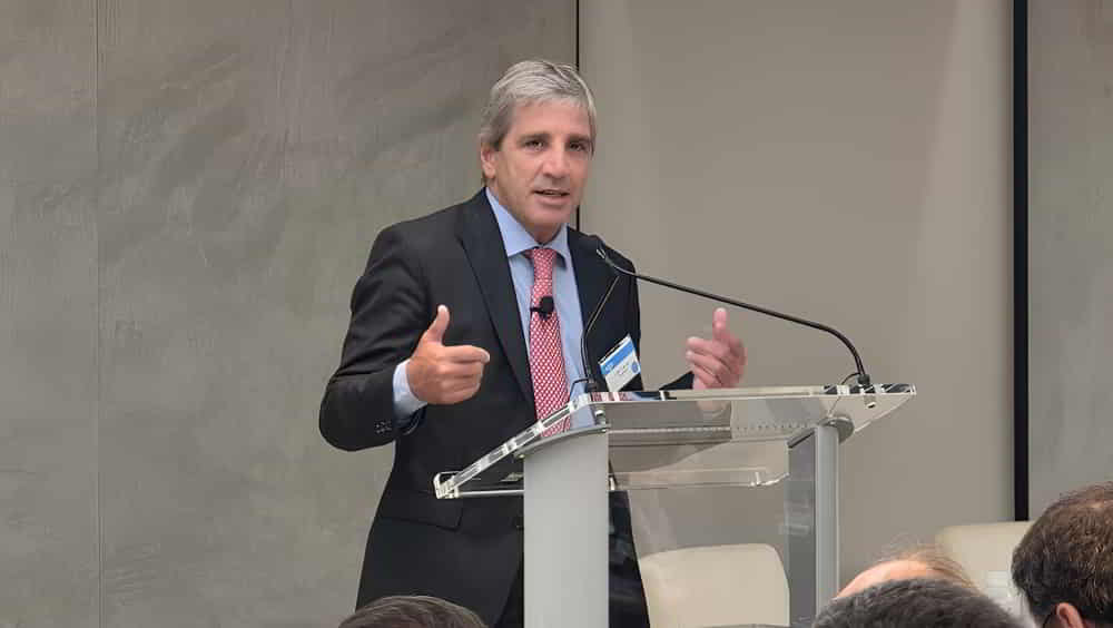 Caputo Anuncia Financiamiento Identificado de USD 9.000 Millones para Afrontar Vencimientos hasta 2027 &bull; El Conejo de Wall Street