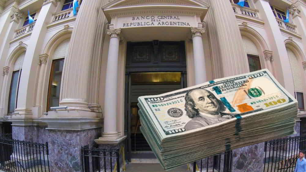 El BCRA acumula USD 767 millones en compras mensuales mientras el dolar oficial se acerca al techo de la banda cambiaria &bull; El Conejo de Wall Street