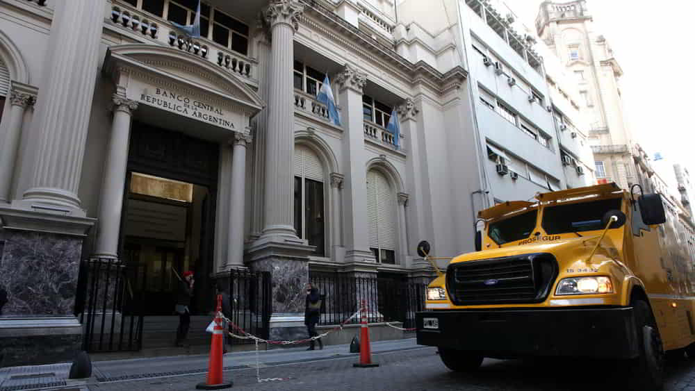 El BCRA compro US50 millones en el MULC y el dolar oficial cerro en torno a los 1.396 pesos &bull; El Conejo de Wall Street