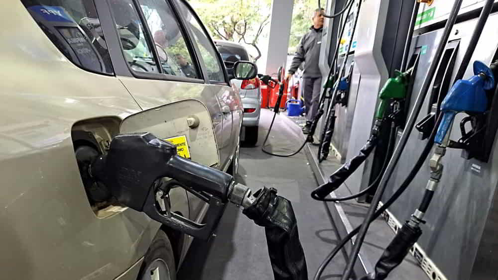 Los combustibles en Argentina acumulan subas de hasta 16 por el encarecimiento del petroleo internacional &bull; El Conejo de Wall Street