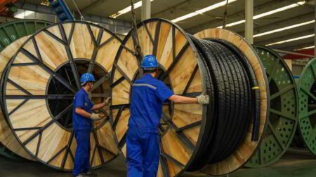 PMI Manufacturero de EE.UU . en Zona de Expansion pero los Aranceles Elevan los Costos al Maximo desde 2022 &bull; El Conejo de Wall Street