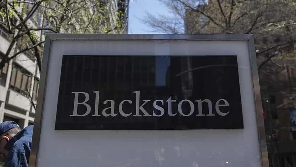 Blackstone supera expectativas en el primer trimestre con activos record de 13 billones de dolares e inversion masiva en infraestructura de IA &bull; El Conejo de Wall Street