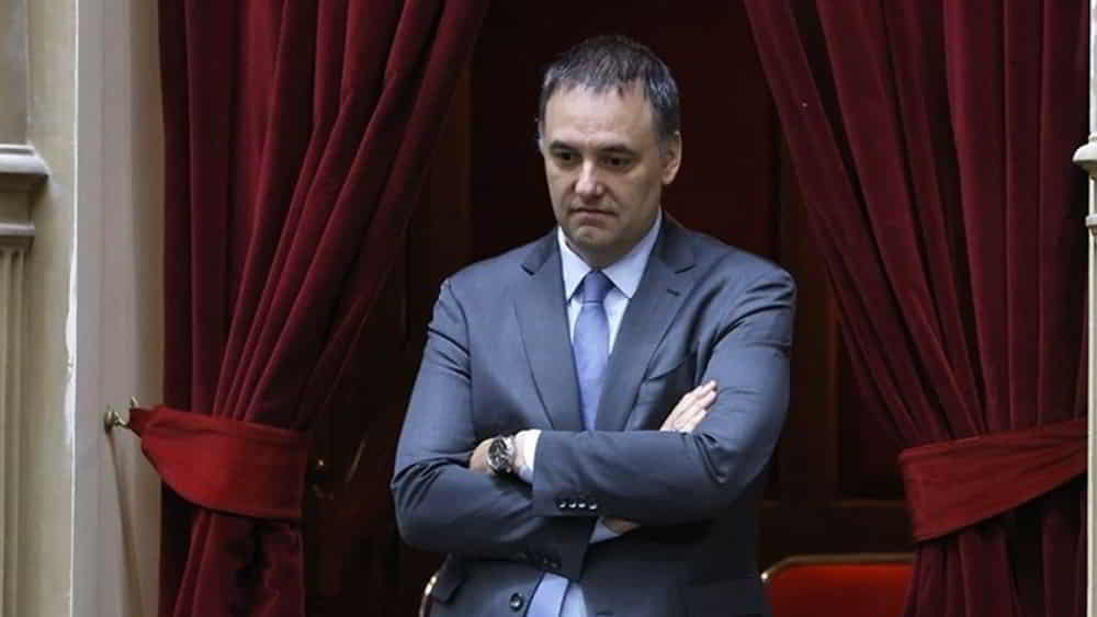 El jefe de Gabinete expone ante Diputados en medio de investigaciones judiciales y ratifica su permanencia en el cargo &bull; El Conejo de Wall Street