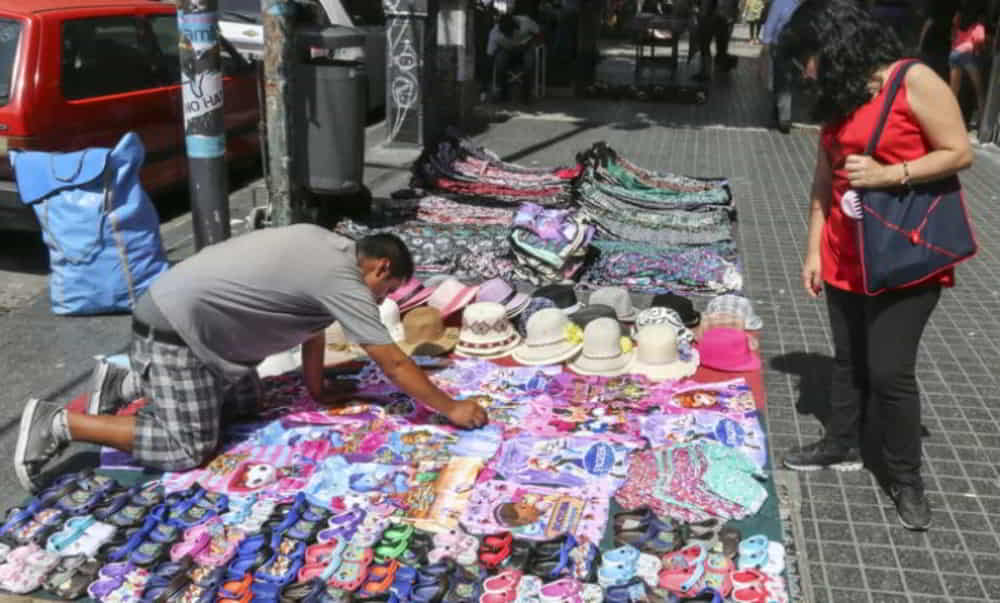 La informalidad laboral en Argentina trepó al 43% en el cuarto trimestre de 2025 con mayor impacto en jóvenes y mujeres La informalidad laboral en Argentina trepo al 43 en el cuarto trimestre de 2025 con mayor impacto en jovenes y mujeres • El Conejo de Wall Street