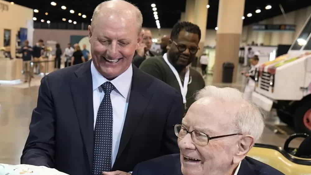 Berkshire Hathaway reporta ganancias operativas record bajo la conduccion de Greg Abel &bull; El Conejo de Wall Street