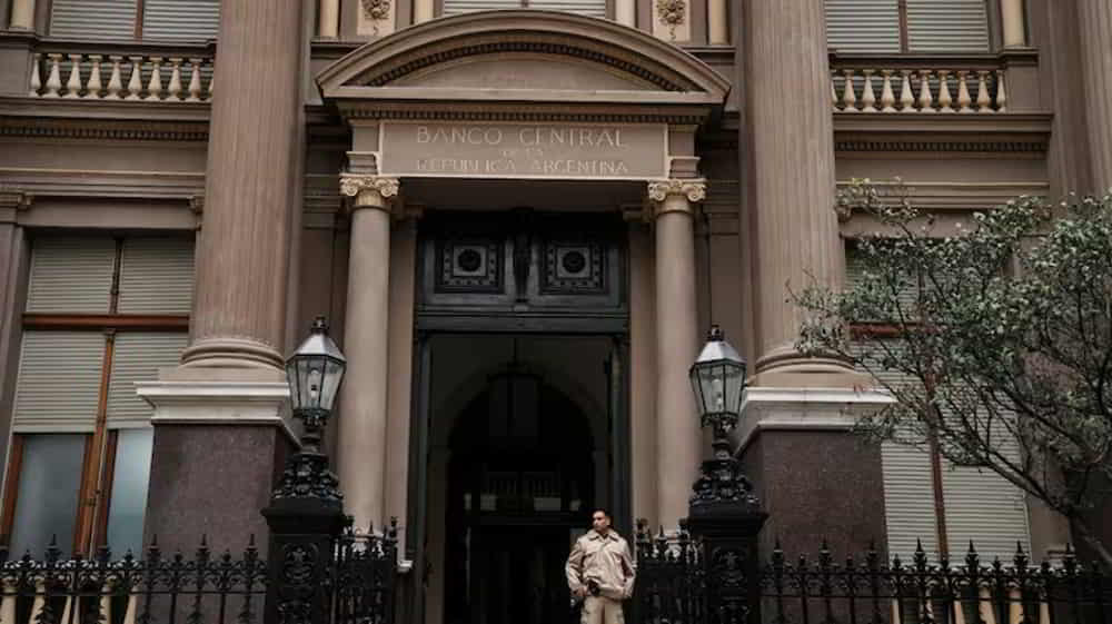 El BCRA Acumula Compras Netas por Mas de 9.600 Millones de Dolares en 2026 y el Riesgo Pais Cae por Debajo de los 500 Puntos &bull; El Conejo de Wall Street
