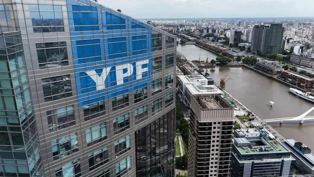 Fitch elevó la calificación de YPF a B- y proyecta producción de 640.000 boe/d para el período 2026-2029 Fitch elevo la calificacion de YPF a B y proyecta produccion de 640.000 boed para el periodo 2026 2029 • El Conejo de Wall Street