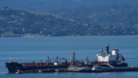 El Petroleo se Dispara por la Reactivacion del Bloqueo en el Estrecho de Ormuz &bull; El Conejo de Wall Street